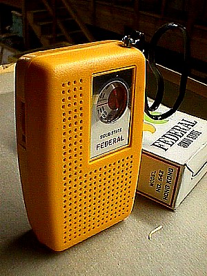 Federal 642 Solid State Yellow Pocket Radio a.JPG (62313 bytes)