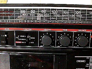 Sharp GF A1 AM-FM Cassette Portable Boom Box w-Detachable Speakers b.JPG (41589 bytes)