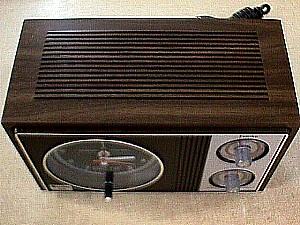 Studio 44 AM-FM Alarm Clock e.JPG (36455 bytes)